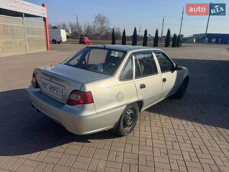 Седан Daewoo Nexia 2008 в Нововолынске