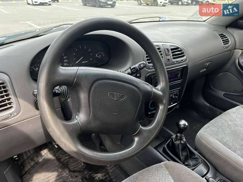 Седан Daewoo Nubira 1998 в Днепре