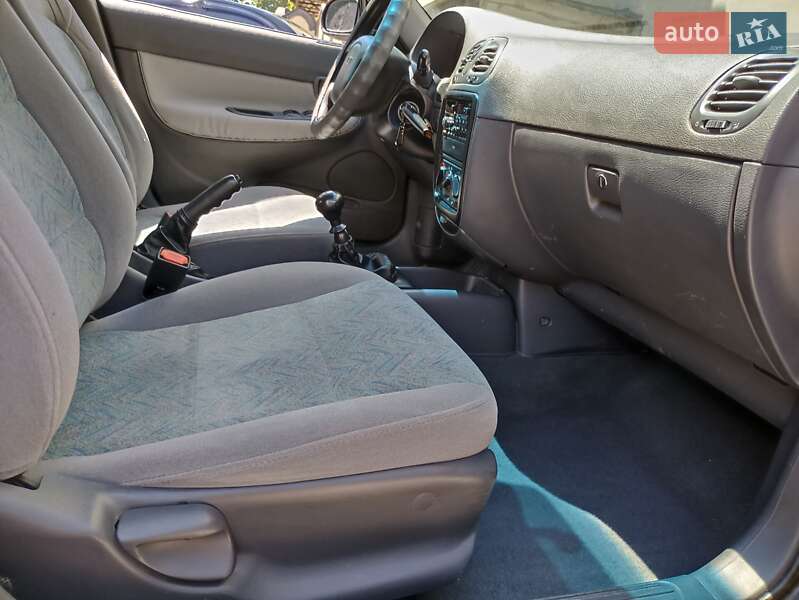 Седан Daewoo Nubira 1998 в Дніпрі