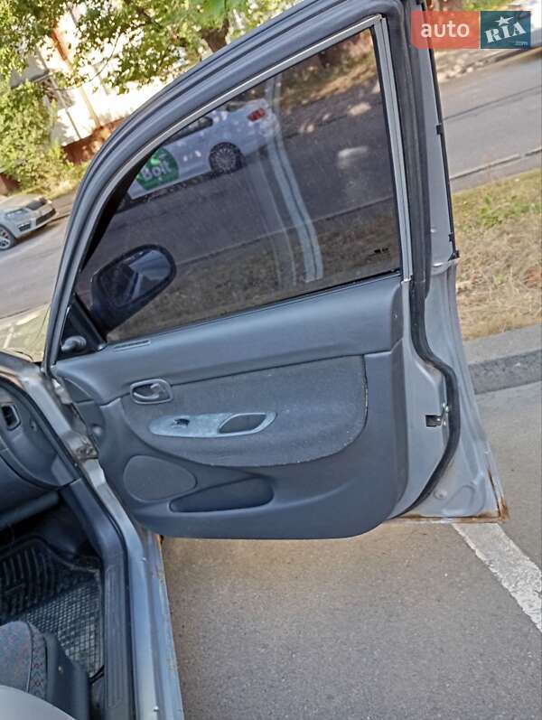 Седан Daewoo Nubira 1998 в Львове