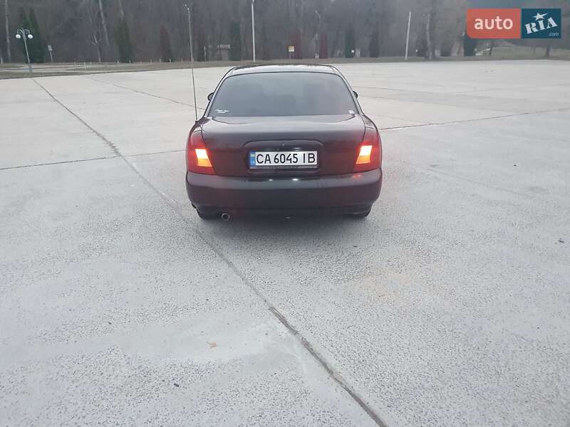 Седан Daewoo Nubira 1998 в Каневе