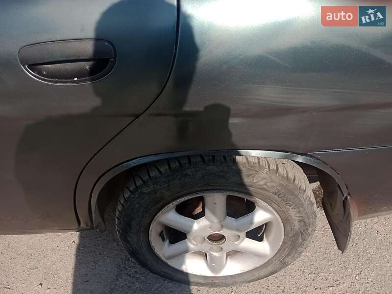 Седан Daewoo Nubira 1998 в Днепре