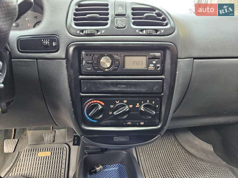 Седан Daewoo Nubira 1998 в Обухові