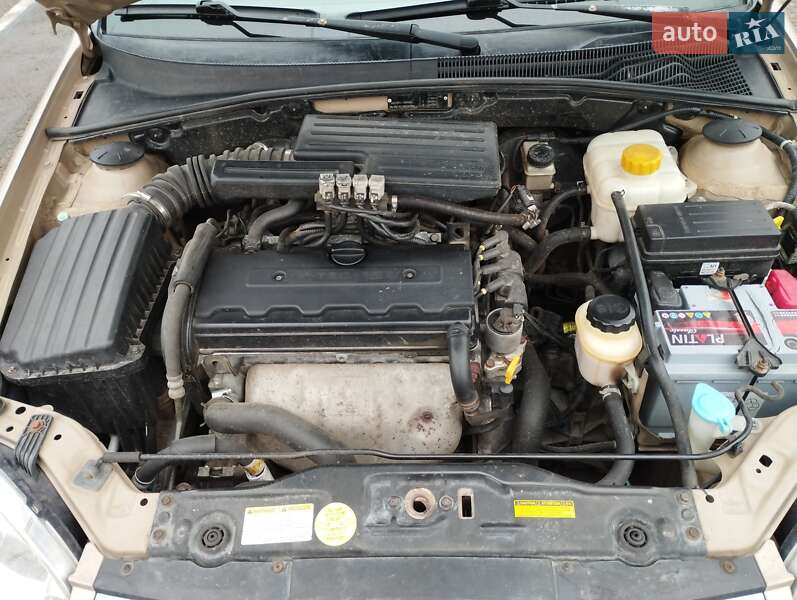 Седан Daewoo Nubira 2004 в Остроге