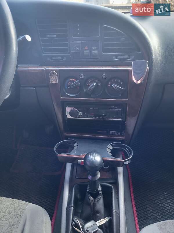 Седан Daewoo Nubira 2003 в Малодолинском