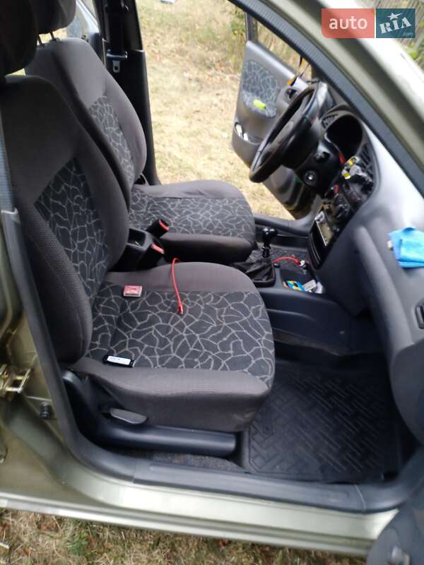 Седан Daewoo Sens 2004 в Синельниковому