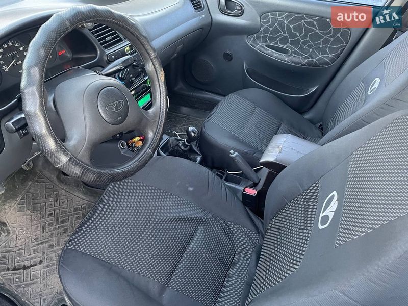 Седан Daewoo Sens 2004 в Новгородці