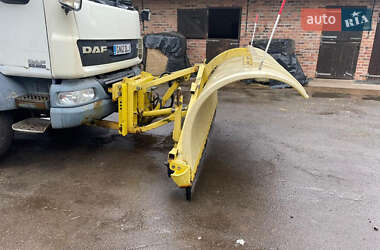Піскорозкидальна машина DAF LF 2012 в Василькові