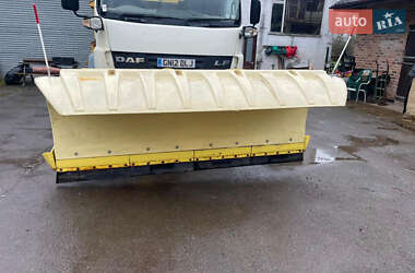 Піскорозкидальна машина DAF LF 2012 в Василькові