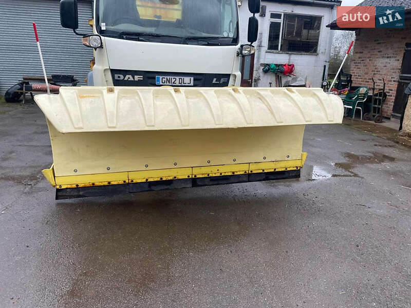Піскорозкидальна машина DAF LF 2012 в Василькові