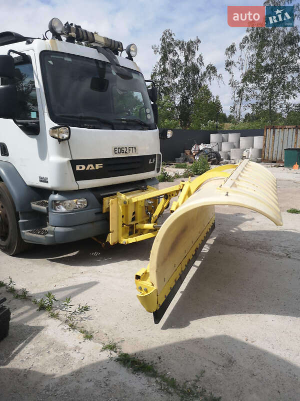 Пескоразбрасывающая машина DAF LF 2012 в 