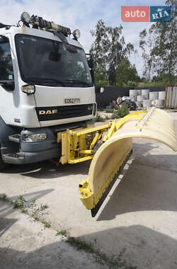 Пескоразбрасывающая машина DAF LF 2012 в 