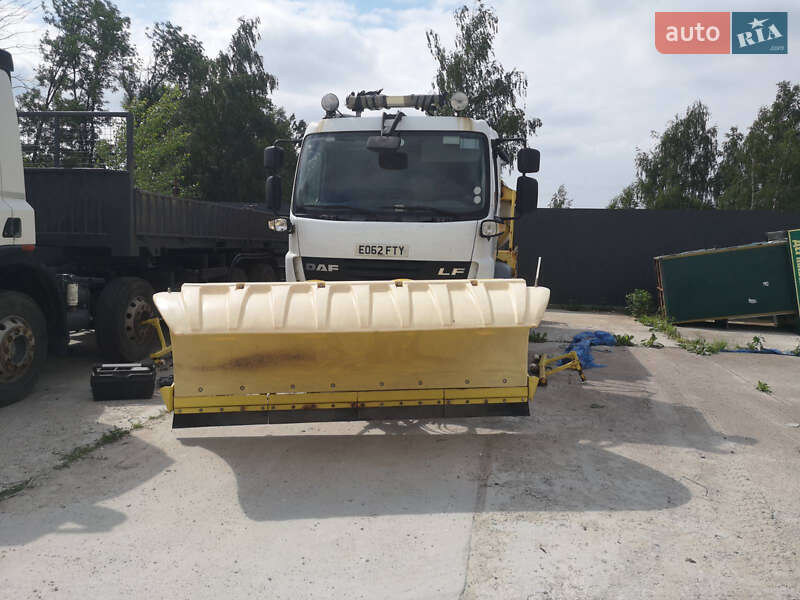 Піскорозкидальна машина DAF LF 2012 в Василькові