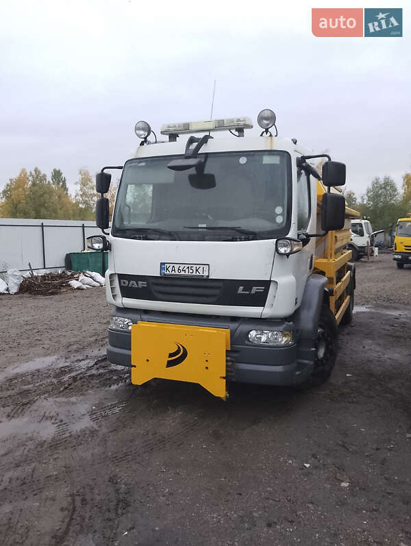 Піскорозкидальна машина DAF LF 2012 в Василькові