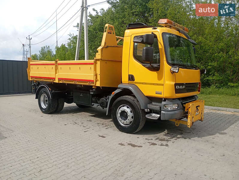 Піскорозкидальна машина DAF LF 2013 в Бучачі