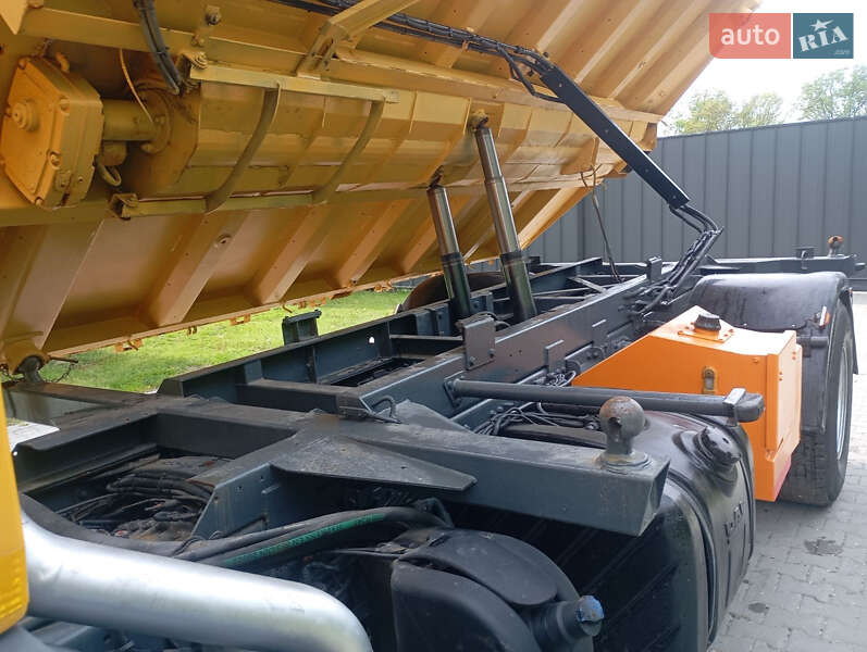 Піскорозкидальна машина DAF LF 2013 в Бучачі