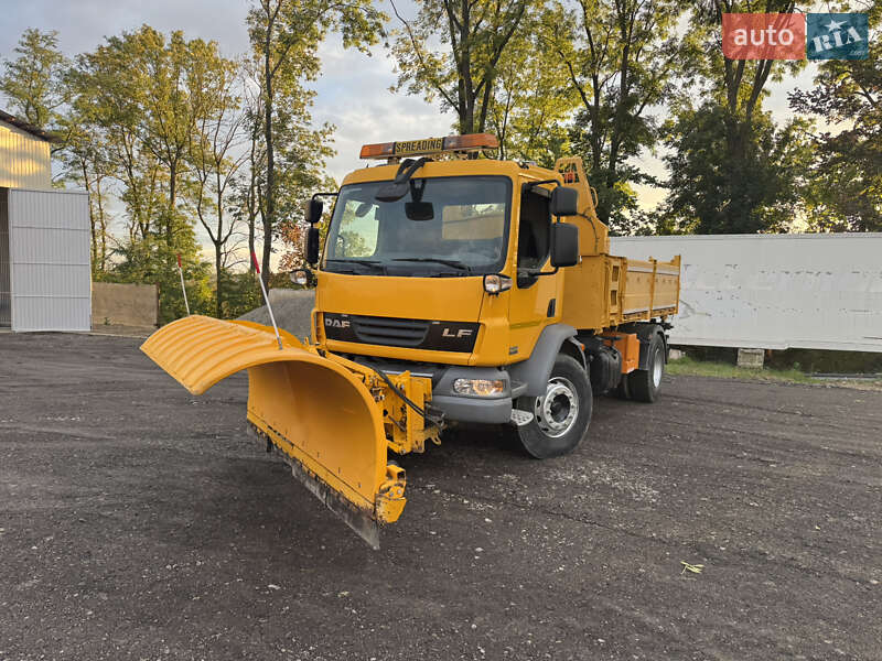 Піскорозкидальна машина DAF LF 2013 в Бучачі