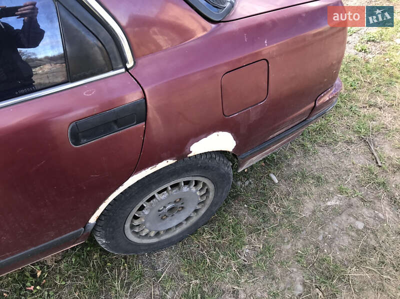 Седан Daihatsu Applause 1993 в Сторожинце