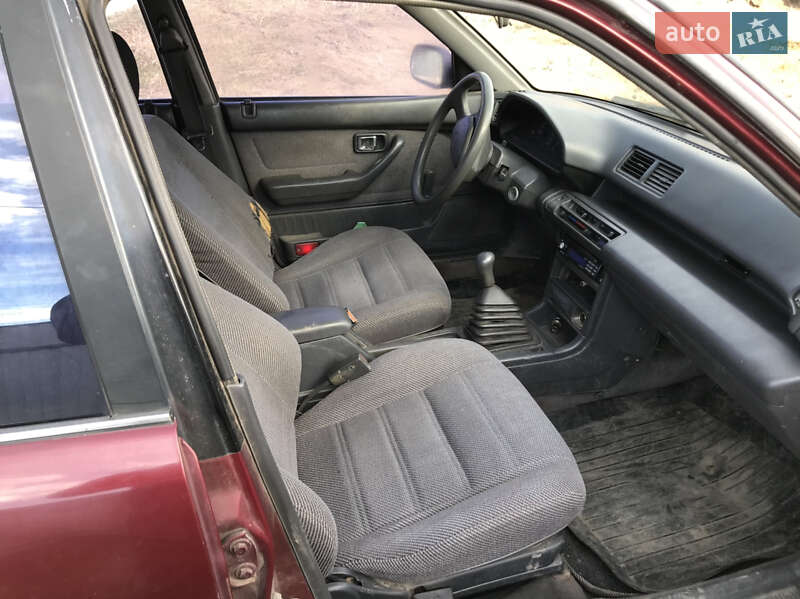 Седан Daihatsu Applause 1993 в Сторожинце