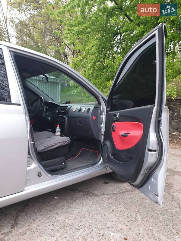 Хэтчбек Daihatsu Cuore 2005 в Ровно