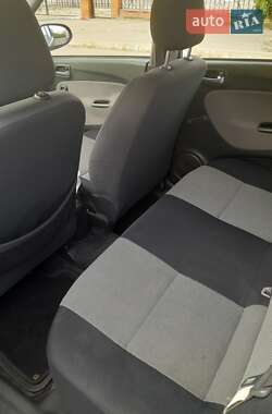 Хэтчбек Daihatsu Cuore 2004 в 