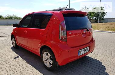Хэтчбек Daihatsu Sirion 2006 в 