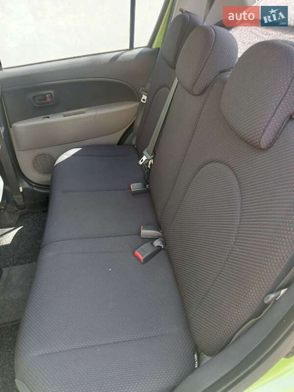 Хэтчбек Daihatsu Sirion 2005 в Ровно