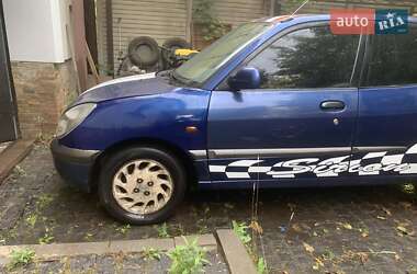 Хэтчбек Daihatsu Sirion 1998 в 