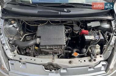 Хэтчбек Daihatsu Sirion 2006 в 