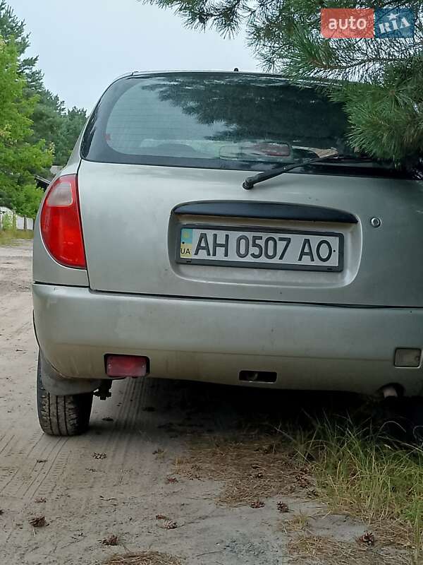 Хетчбек Daihatsu Sirion 2000 в Білогородці