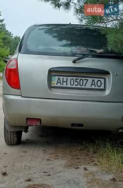 Хэтчбек Daihatsu Sirion 2000 в 