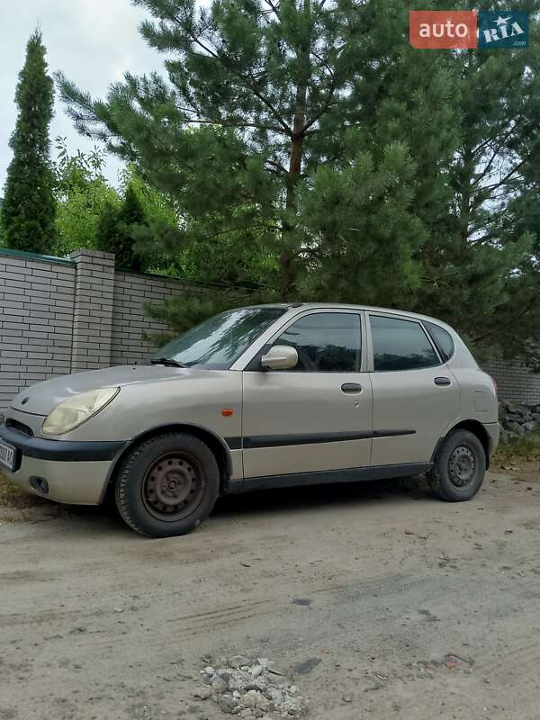 Хетчбек Daihatsu Sirion 2000 в 