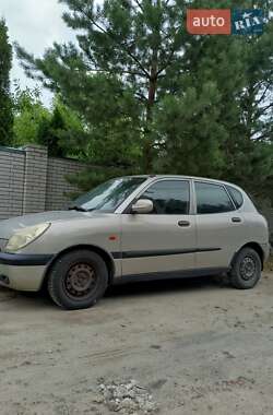 Хэтчбек Daihatsu Sirion 2000 в 