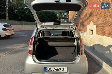 Хэтчбек Daihatsu Sirion 2006 в 
