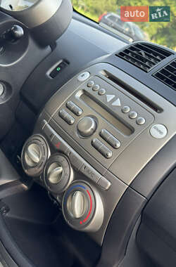 Хэтчбек Daihatsu Sirion 2007 в 