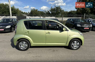 Хэтчбек Daihatsu Sirion 2005 в 