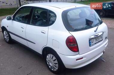Хэтчбек Daihatsu Sirion 2001 в 