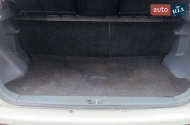 Хэтчбек Daihatsu Sirion 2001 в 