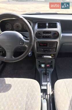 Хэтчбек Daihatsu Sirion 2001 в 