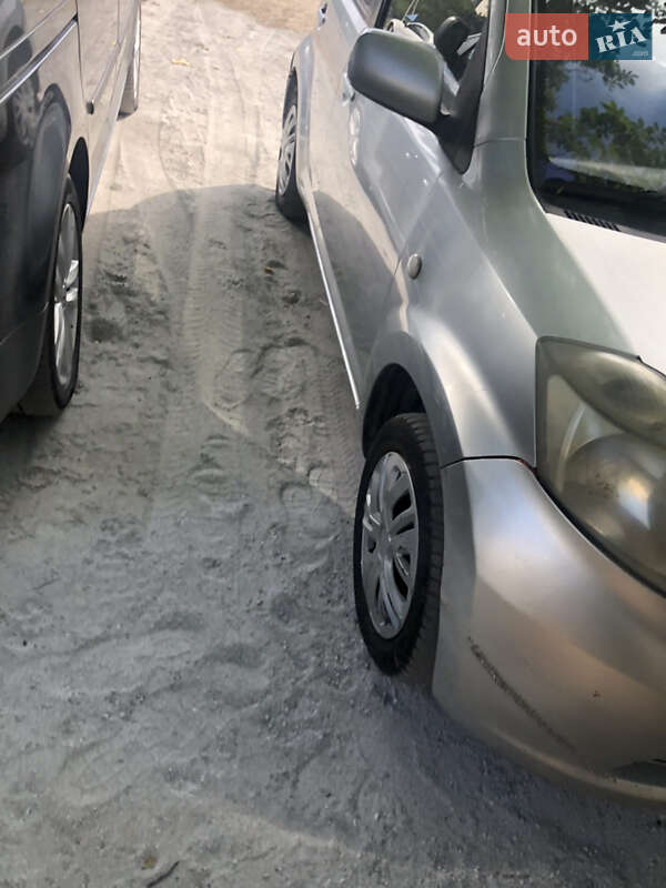 Хетчбек Daihatsu Sirion 2005 в Синельниковому