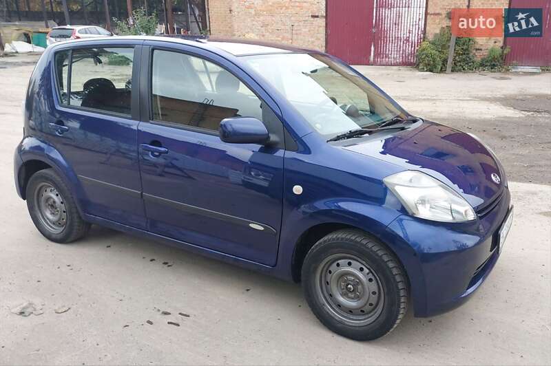Хэтчбек Daihatsu Sirion 2005 в 