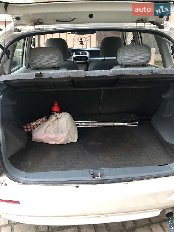 Хэтчбек Daihatsu Sirion 2001 в Львове фото 7 Хэтчбек Daihatsu Sirion 2001 в Львове