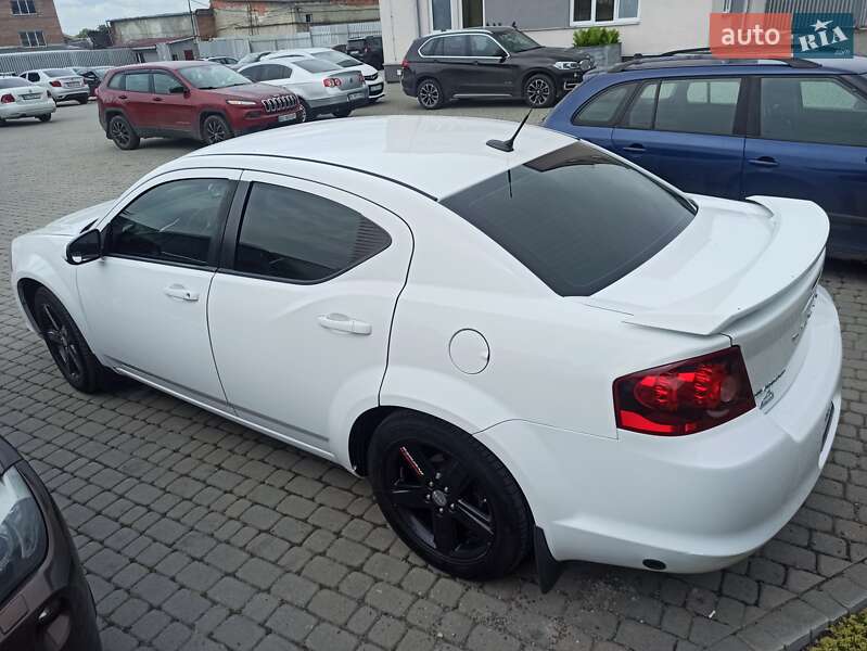 Седан Dodge Avenger 2013 в Львове