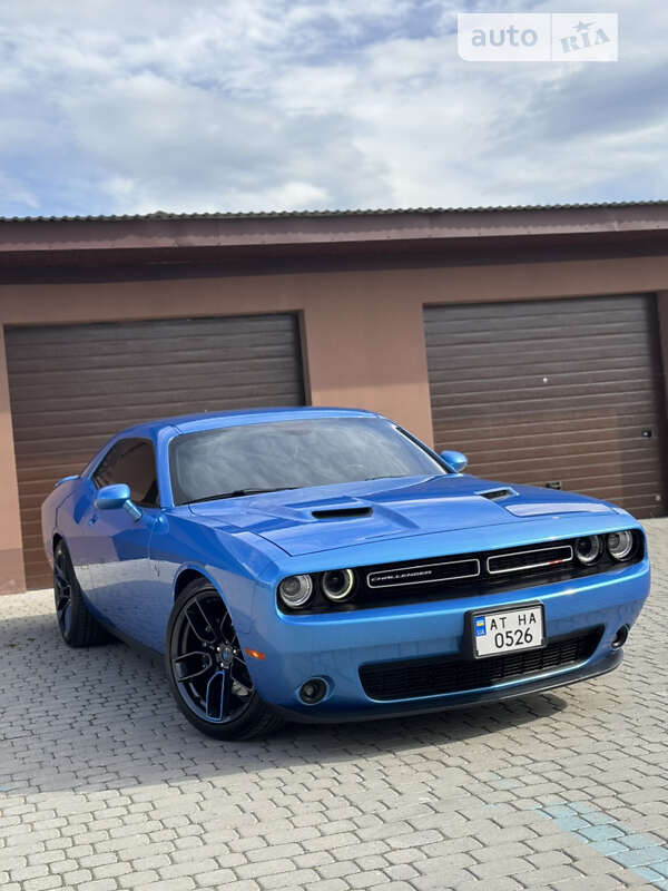 Купе Dodge Challenger 2018 в Надворной