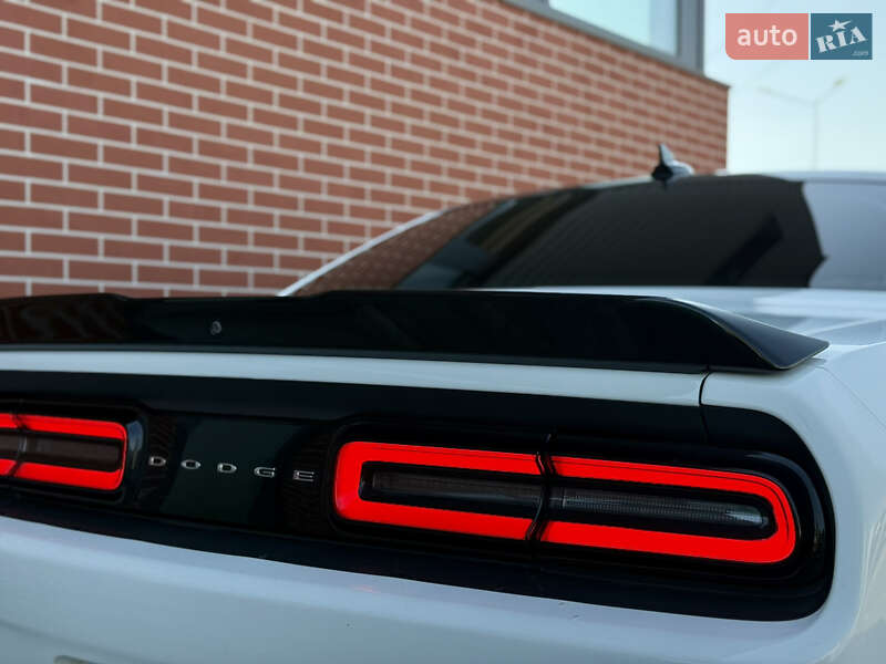 Купе Dodge Challenger 2018 в Львові