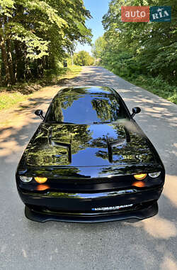 Купе Dodge Challenger 2015 в Чернівцях