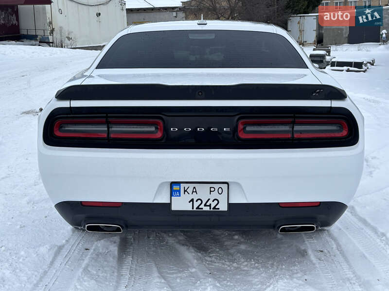Купе Dodge Challenger 2019 в Буче