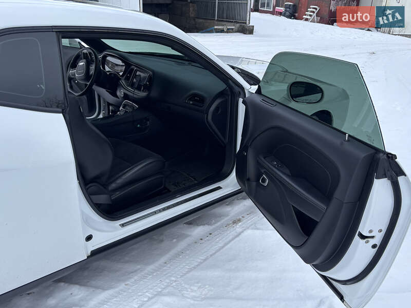 Купе Dodge Challenger 2019 в Буче