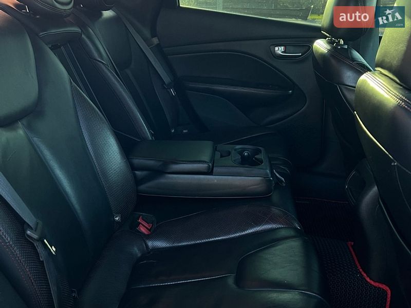 Седан Dodge Dart 2015 в Краснограді