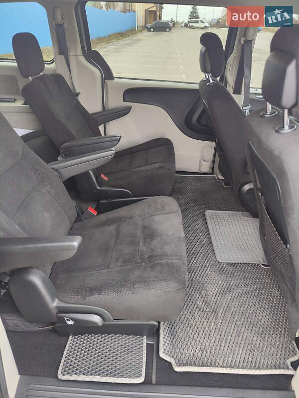 Минивэн Dodge Grand Caravan 2016 в Вышгороде